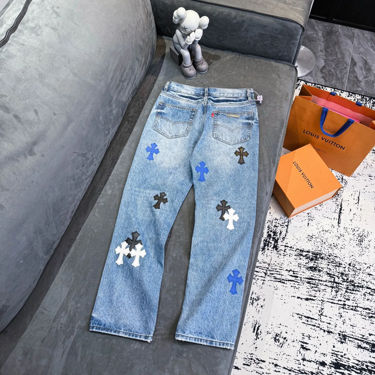 P270 Chrome Hearts CH Cross embroidered distressed jeans Top ceiling quality 100% version correct version is coming!  Believe me this must be the best quality you will ever come across! ! Excellent value for money! !  Styles with different washes and textures are very friendly to people with thin legs and thick legs. The straight version is very flattering to the shape of the legs. The moderate length is timeless and easy to match. It is the basis of various styles and a must-have in the wardrobe! ! Add a little stacking to easily control this year's popular clean fit fabric. The fabric is stiff but the upper body is soft without losing texture. The sides and cuffs of some styles have a bone-wash effect. It's really hard not to love it! The outfit effect is immediate! ✅Correctly customize the Croxin metal leather label on the back panel. It is not sold directly with the cross on the finished jeans. 1:1 copying strives for excellence and the details are perfectly grasped. ✅The cross leather label is clear and smooth. Exquisite turning top craftsmanship. ✅Buttons, zippers and hardware are all customized versions of the Croxin LOGO. ✅High-cost washing process. Size: 28 30 32 34 36 (5 sizes)
